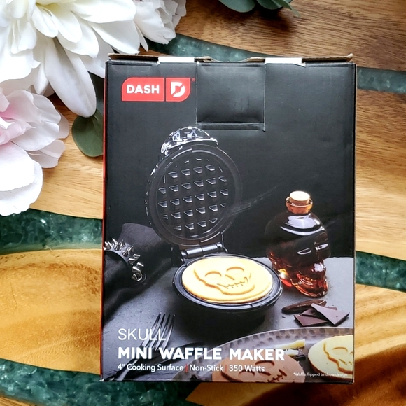 NEW! Skull 4" Mini Waffle Maker - Picture 4 of 6